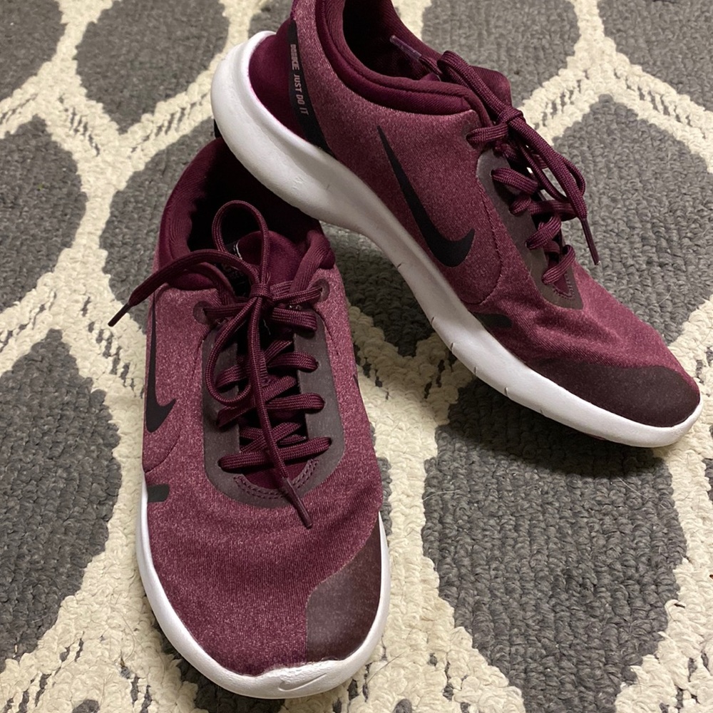Nike Flex Experience Run 8 maroon size 8.5 women's shoes